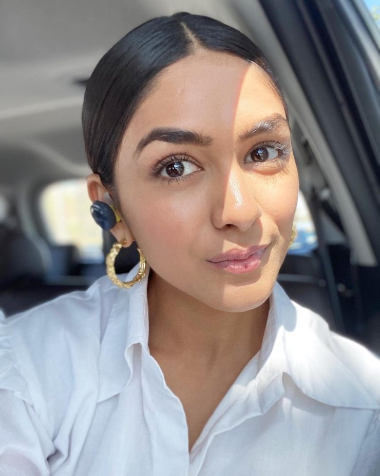 Mrunal Thakur 10