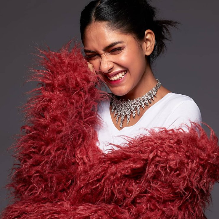 Mrunal Thakur 25
