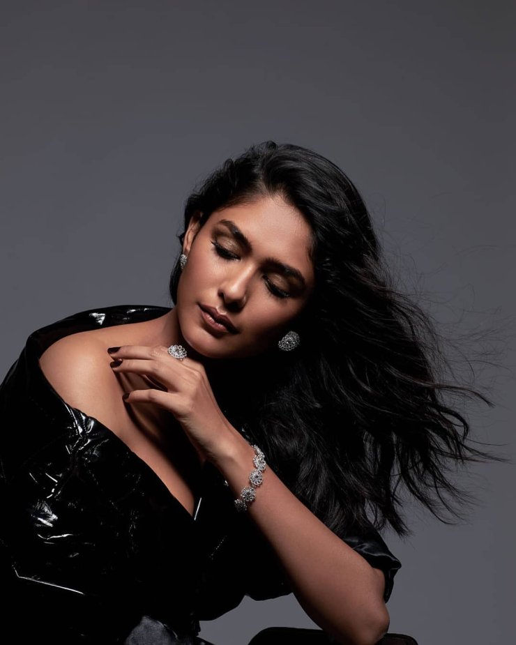 Mrunal Thakur 27