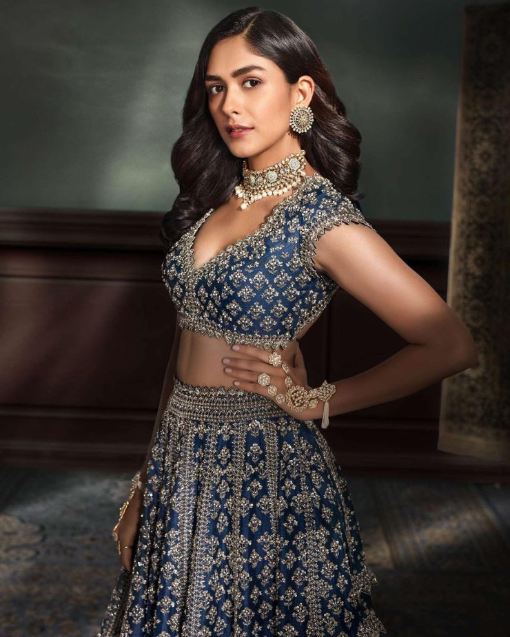 Mrunal Thakur 7