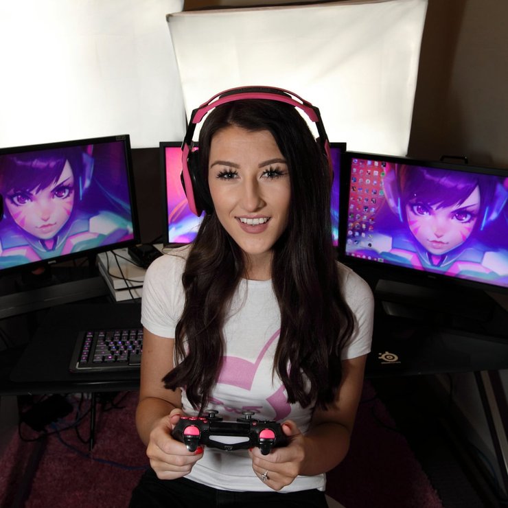 Streamer Playing Game